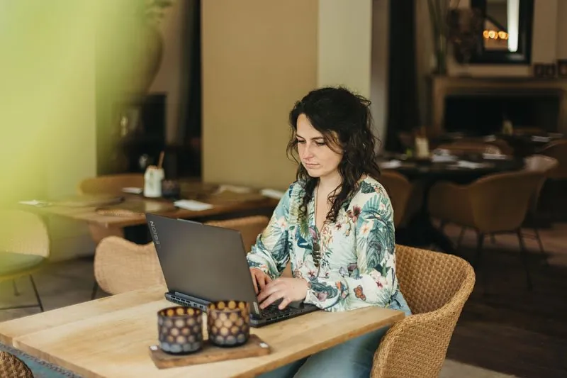 Simone Hervij aan het werk voor Digitale Pootjes