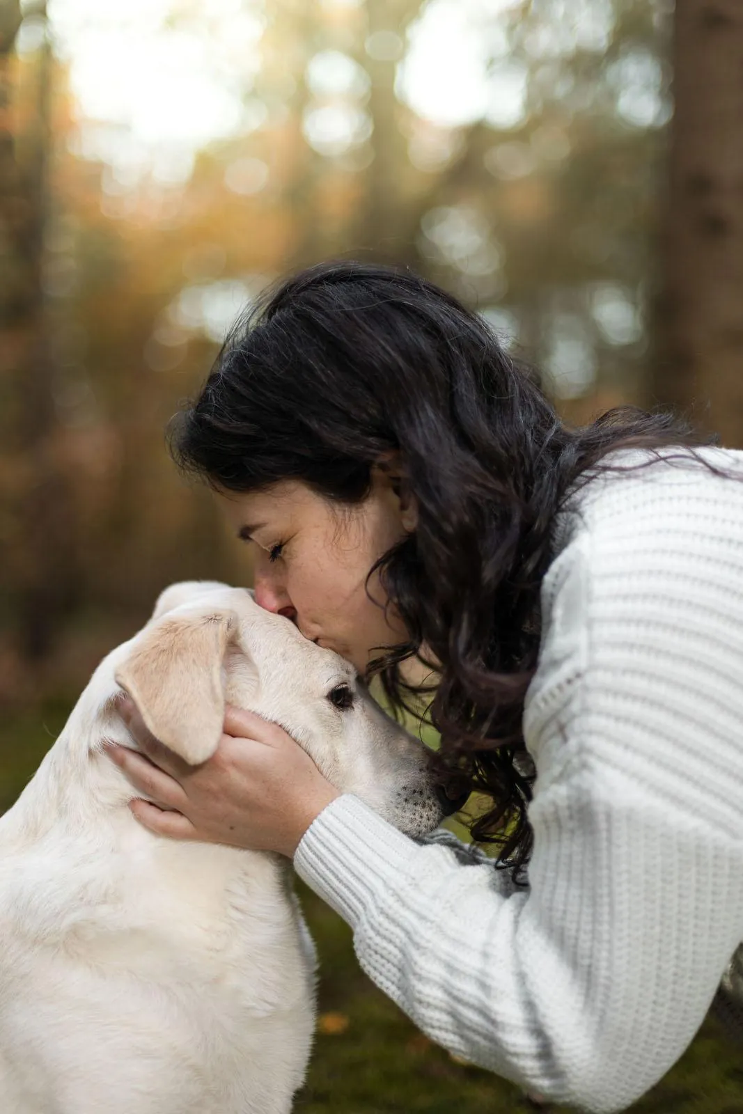 Simone Hervij knuffelt haar hond