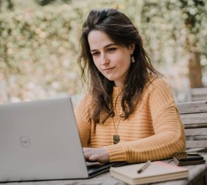 Simone Hervij van Digitale Pootjes achter laptop